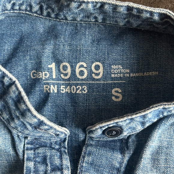 GAP 1969 denim button down shirt with frayed seam details - Picture 2 of 4